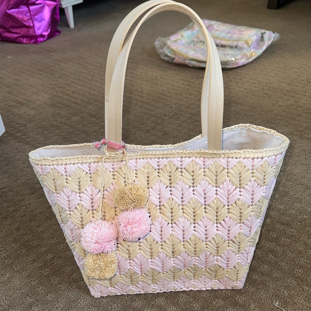 Brand New btb straw purse - Perfect for summer and spring!